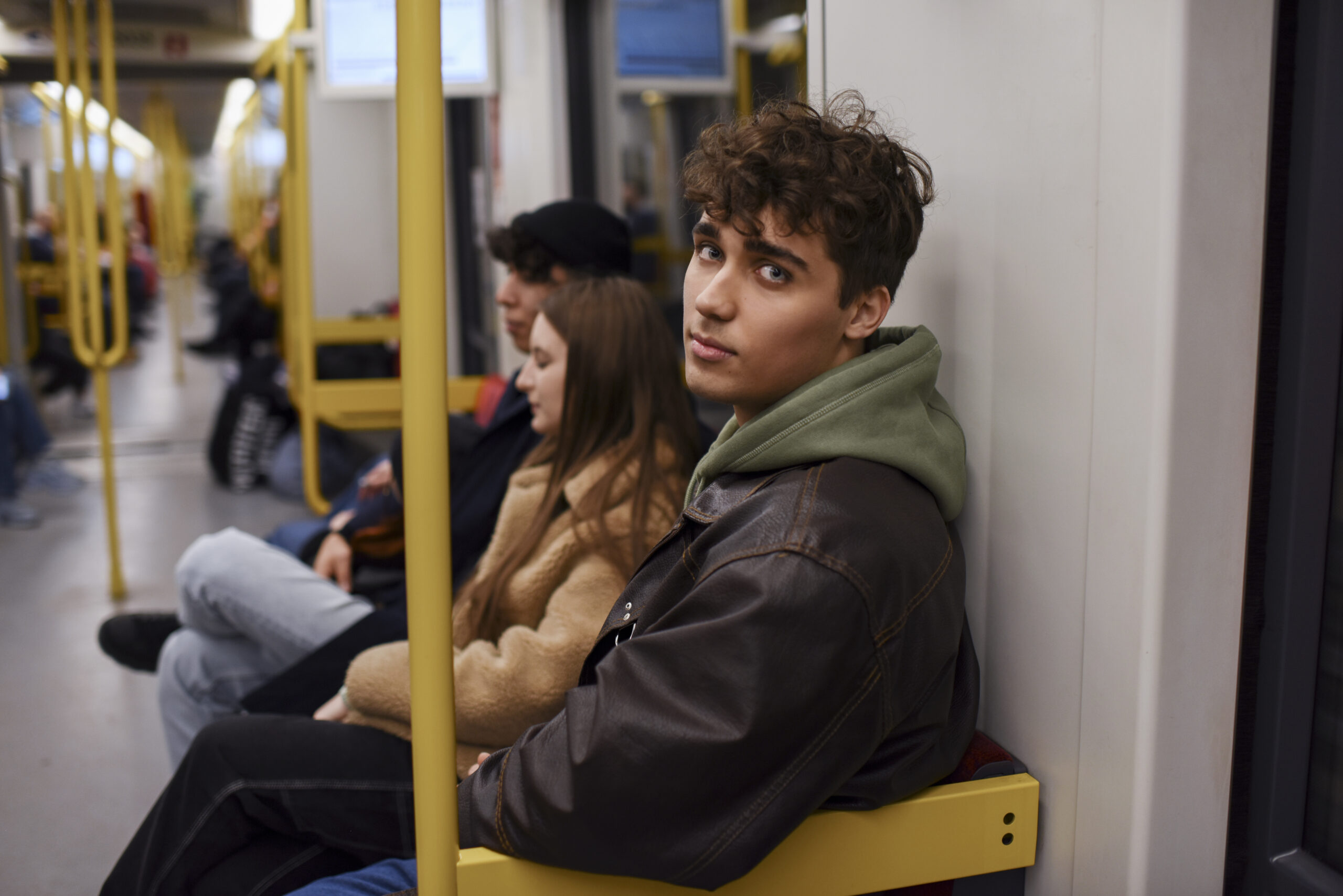 adolescentes-de-plano-medio-viajando-juntos